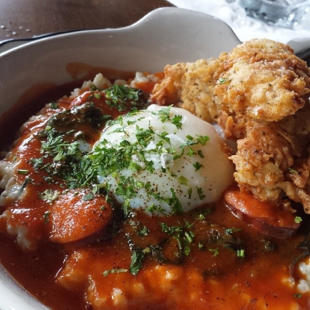 @dkhuang10 Crispy oysters and sausage over rice pirloo topped with a coddled egg in a tomato gravy. #casknlarder #winter parkeats #orlandoeats #oysters @tastychomps #brunch