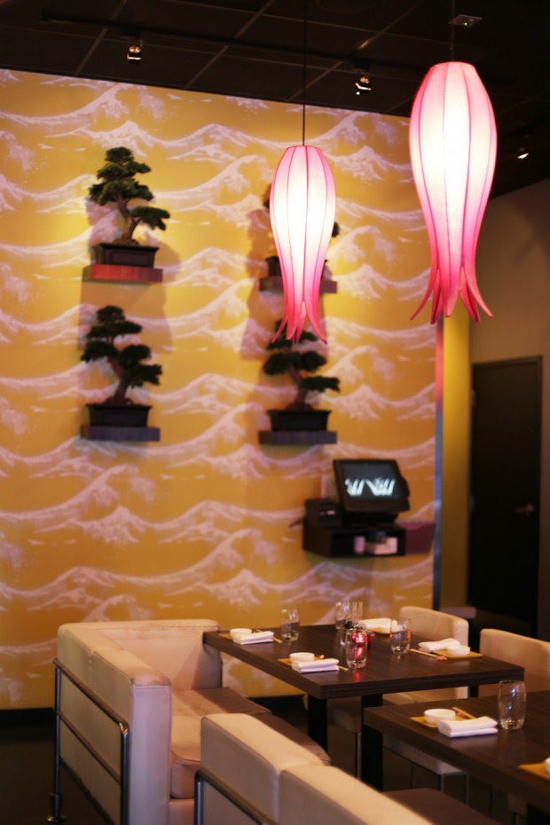 Sushi Pop Oviedo - playful interior, lovely lighting and decor