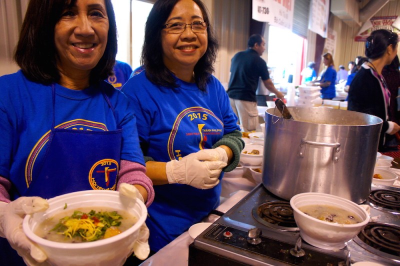 Serving chao long, rice porridge with offal